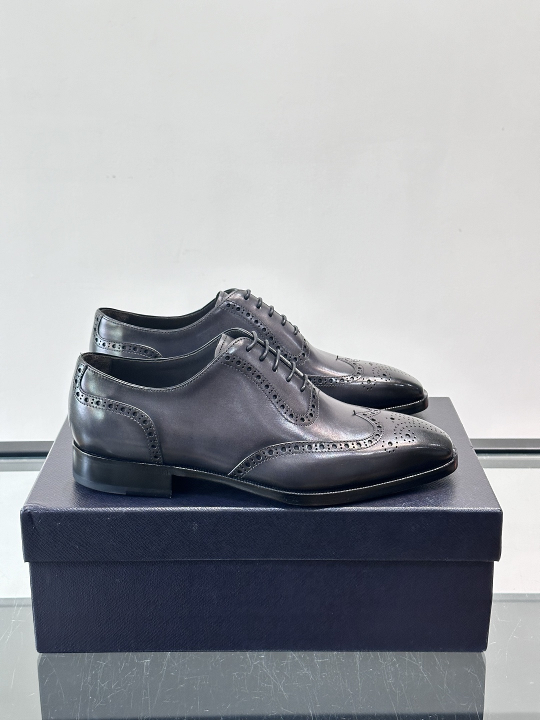 Prad*家新款🆕 男士休闲皮鞋✔️选用进口头层小牛皮材质，质感满满，挺括和圆形鞋头设计, 原版开模真皮