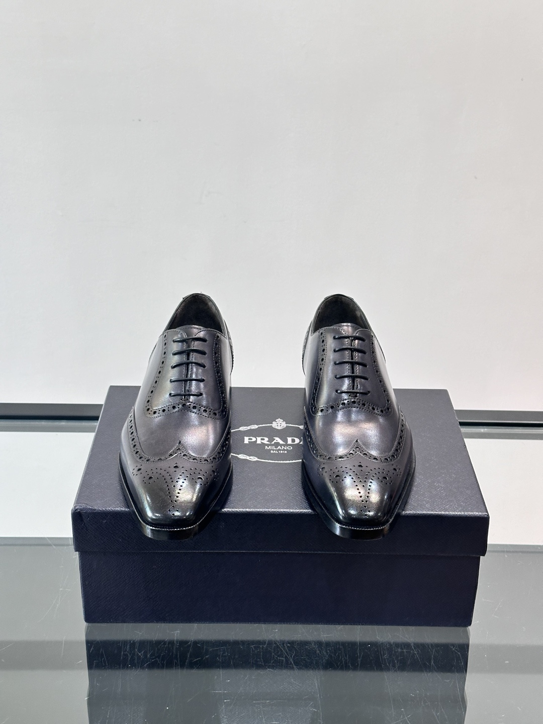Prad*家新款🆕 男士休闲皮鞋✔️选用进口头层小牛皮材质，质感满满，挺括和圆形鞋头设计, 原版开模真皮