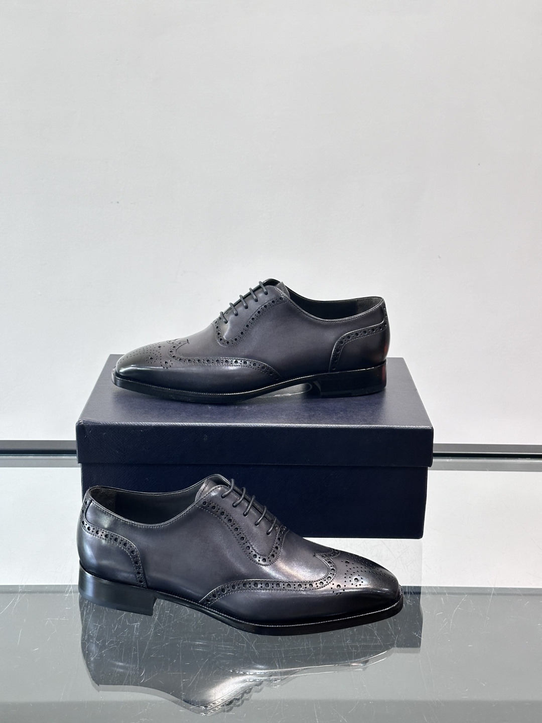 Prad*家新款🆕 男士休闲皮鞋✔️选用进口头层小牛皮材质，质感满满，挺括和圆形鞋头设计, 原版开模真皮