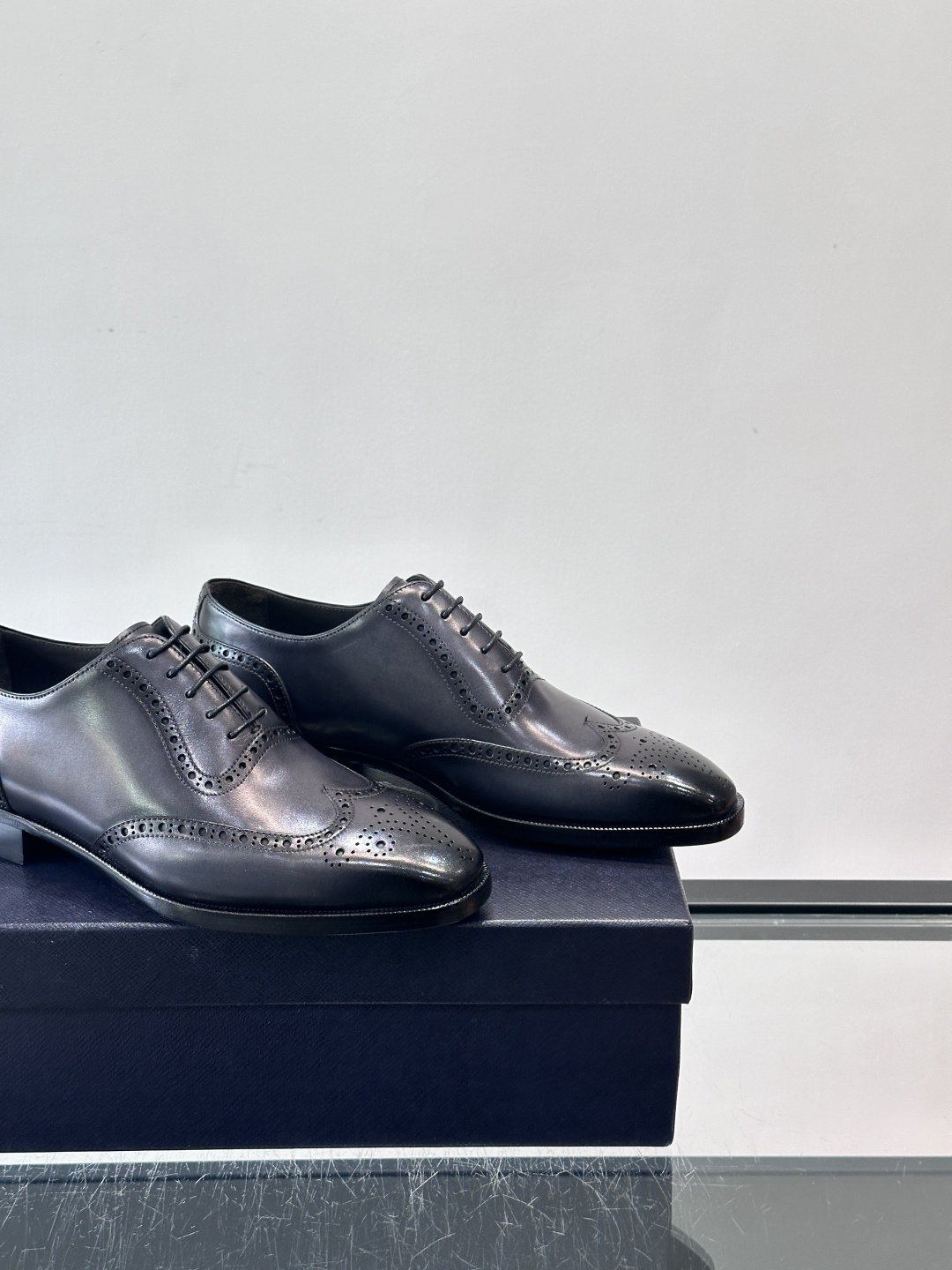 Prad*家新款🆕 男士休闲皮鞋✔️选用进口头层小牛皮材质，质感满满，挺括和圆形鞋头设计, 原版开模真皮