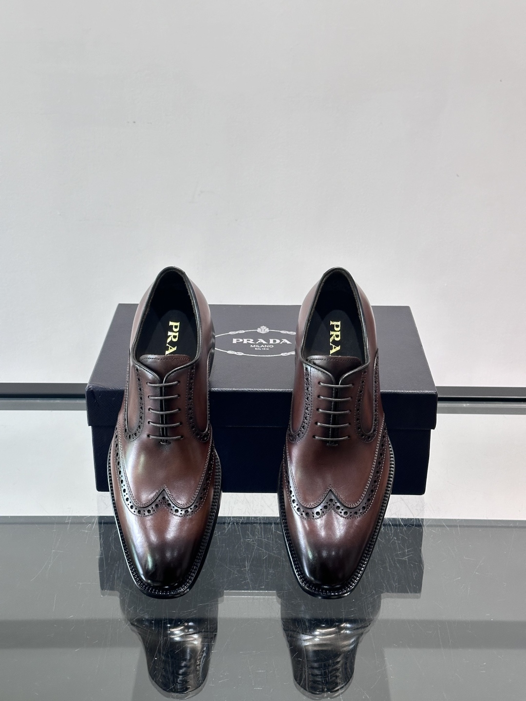 Prad*家新款🆕 男士休闲皮鞋✔️选用进口头层小牛皮材质，质感满满，挺括和圆形鞋头设计, 原版开模真皮