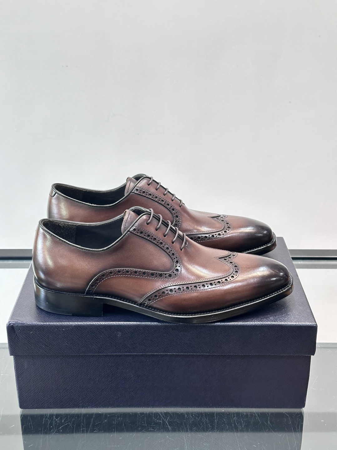 Prad*家新款🆕 男士休闲皮鞋✔️选用进口头层小牛皮材质，质感满满，挺括和圆形鞋头设计, 原版开模真皮