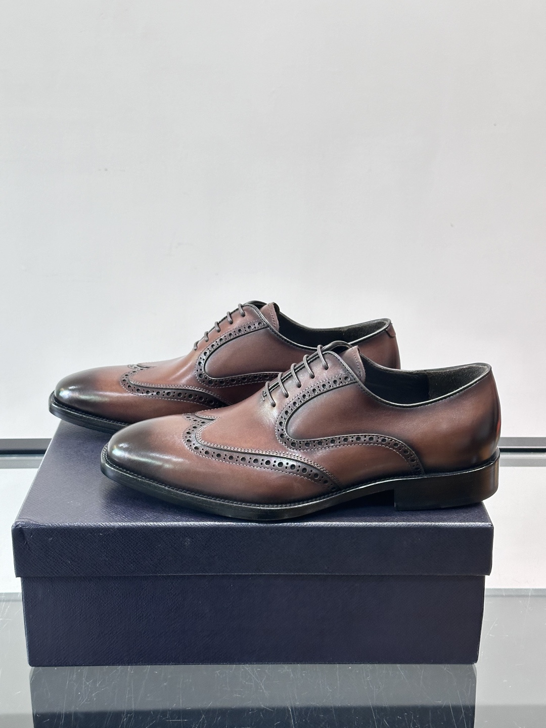 Prad*家新款🆕 男士休闲皮鞋✔️选用进口头层小牛皮材质，质感满满，挺括和圆形鞋头设计, 原版开模真皮