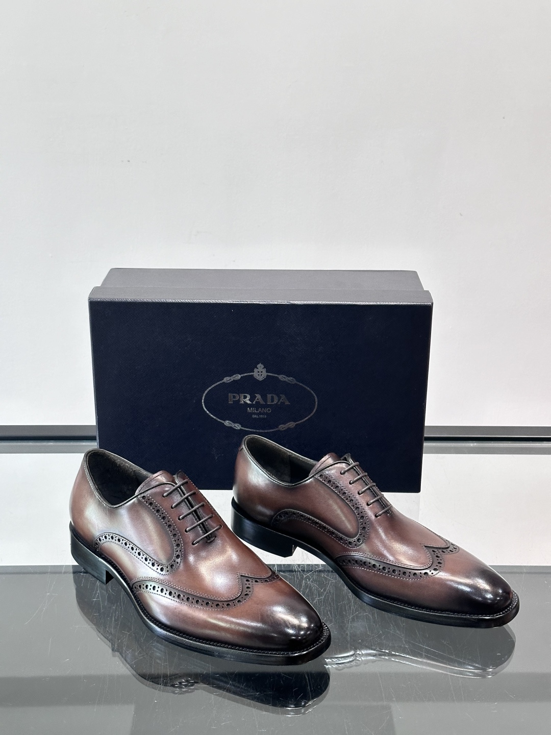 Prad*家新款🆕 男士休闲皮鞋✔️选用进口头层小牛皮材质，质感满满，挺括和圆形鞋头设计, 原版开模真皮