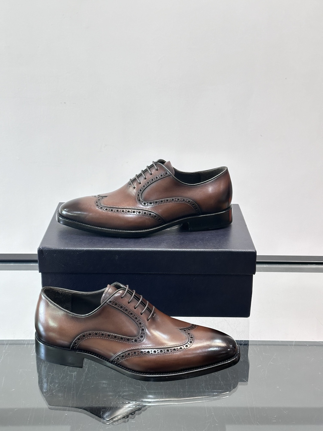 Prad*家新款🆕 男士休闲皮鞋✔️选用进口头层小牛皮材质，质感满满，挺括和圆形鞋头设计, 原版开模真皮