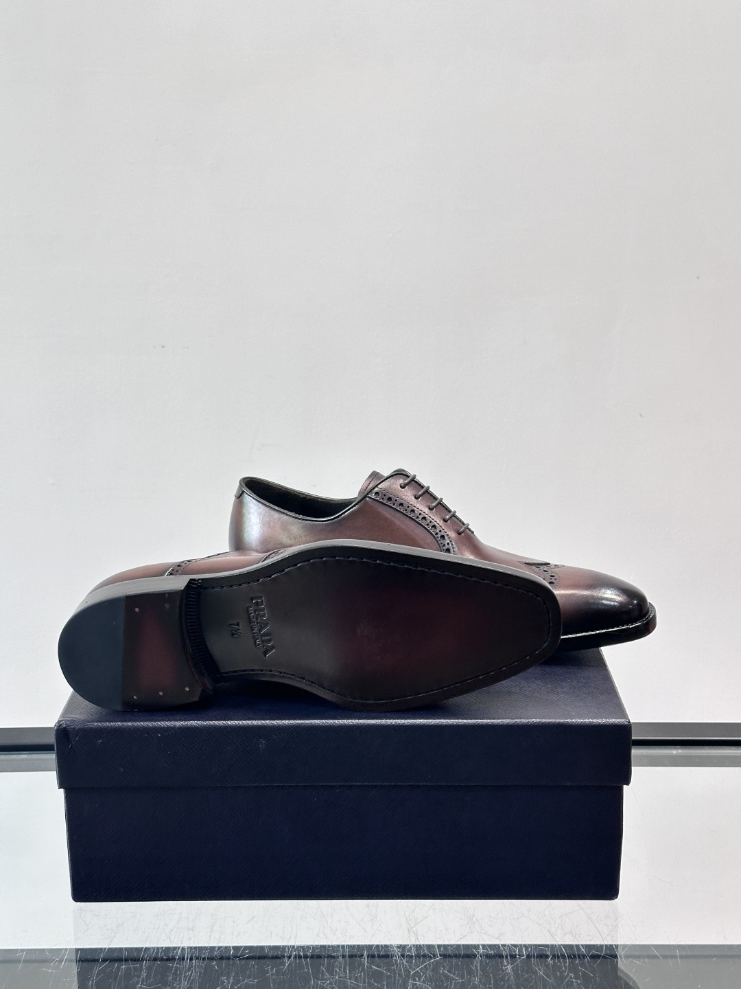 Prad*家新款🆕 男士休闲皮鞋✔️选用进口头层小牛皮材质，质感满满，挺括和圆形鞋头设计, 原版开模真皮