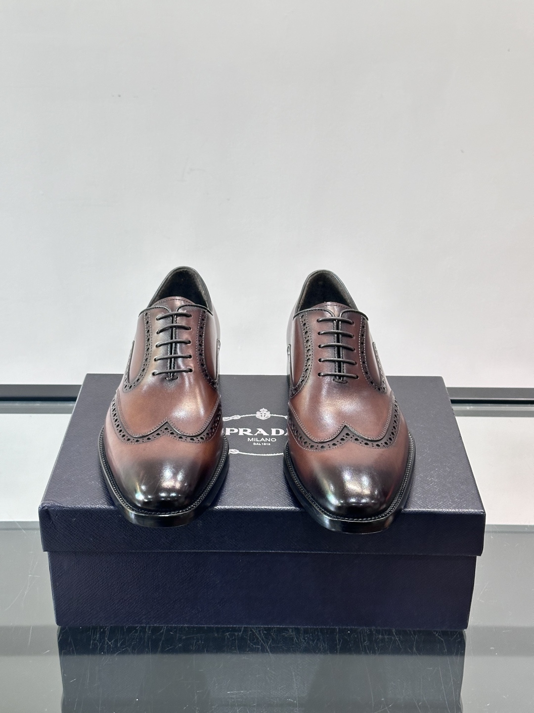 Prad*家新款🆕 男士休闲皮鞋✔️选用进口头层小牛皮材质，质感满满，挺括和圆形鞋头设计, 原版开模真皮