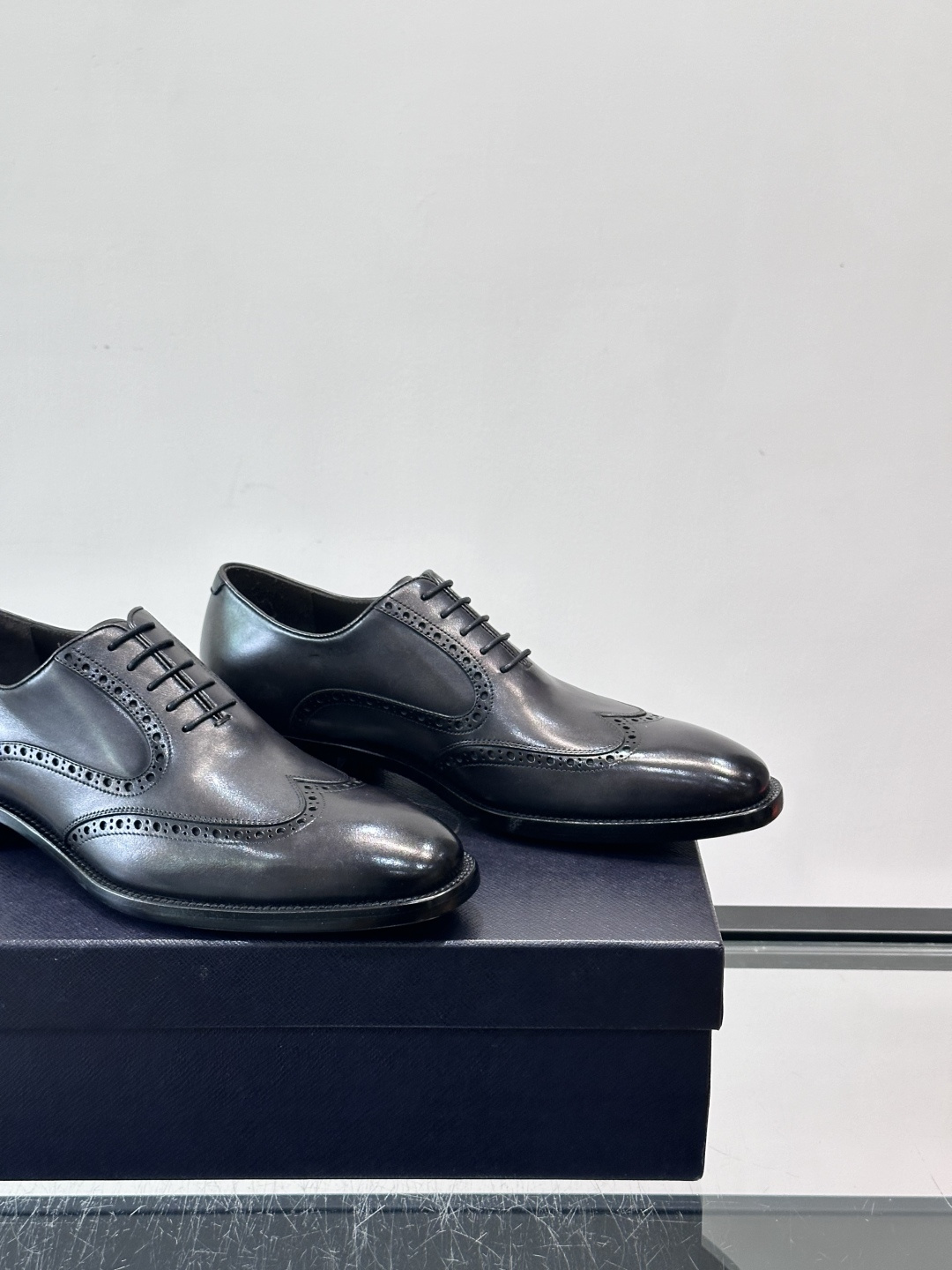 Prad*家新款🆕 男士休闲皮鞋✔️选用进口头层小牛皮材质，质感满满，挺括和圆形鞋头设计, 原版开模真皮