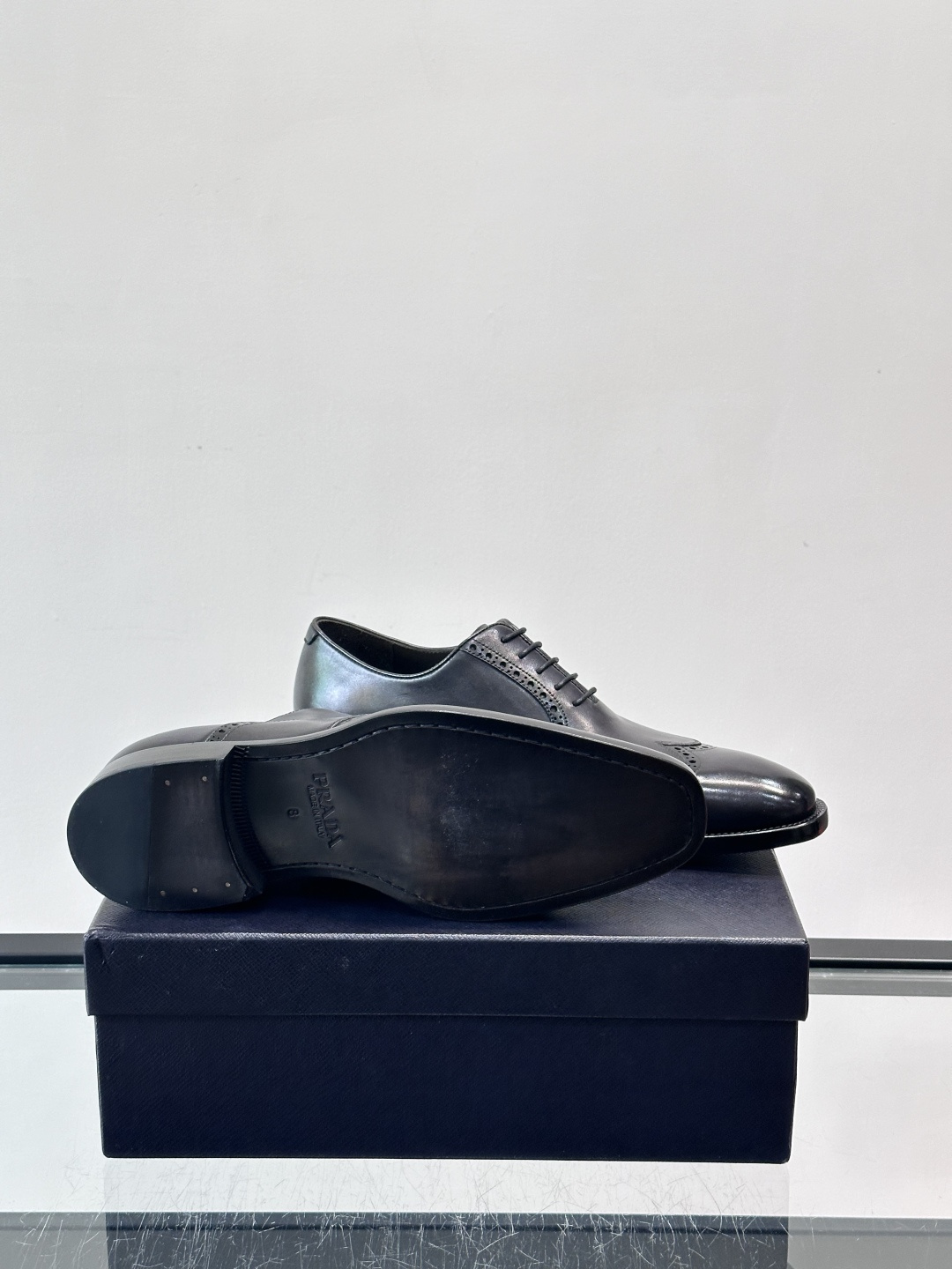 Prad*家新款🆕 男士休闲皮鞋✔️选用进口头层小牛皮材质，质感满满，挺括和圆形鞋头设计, 原版开模真皮