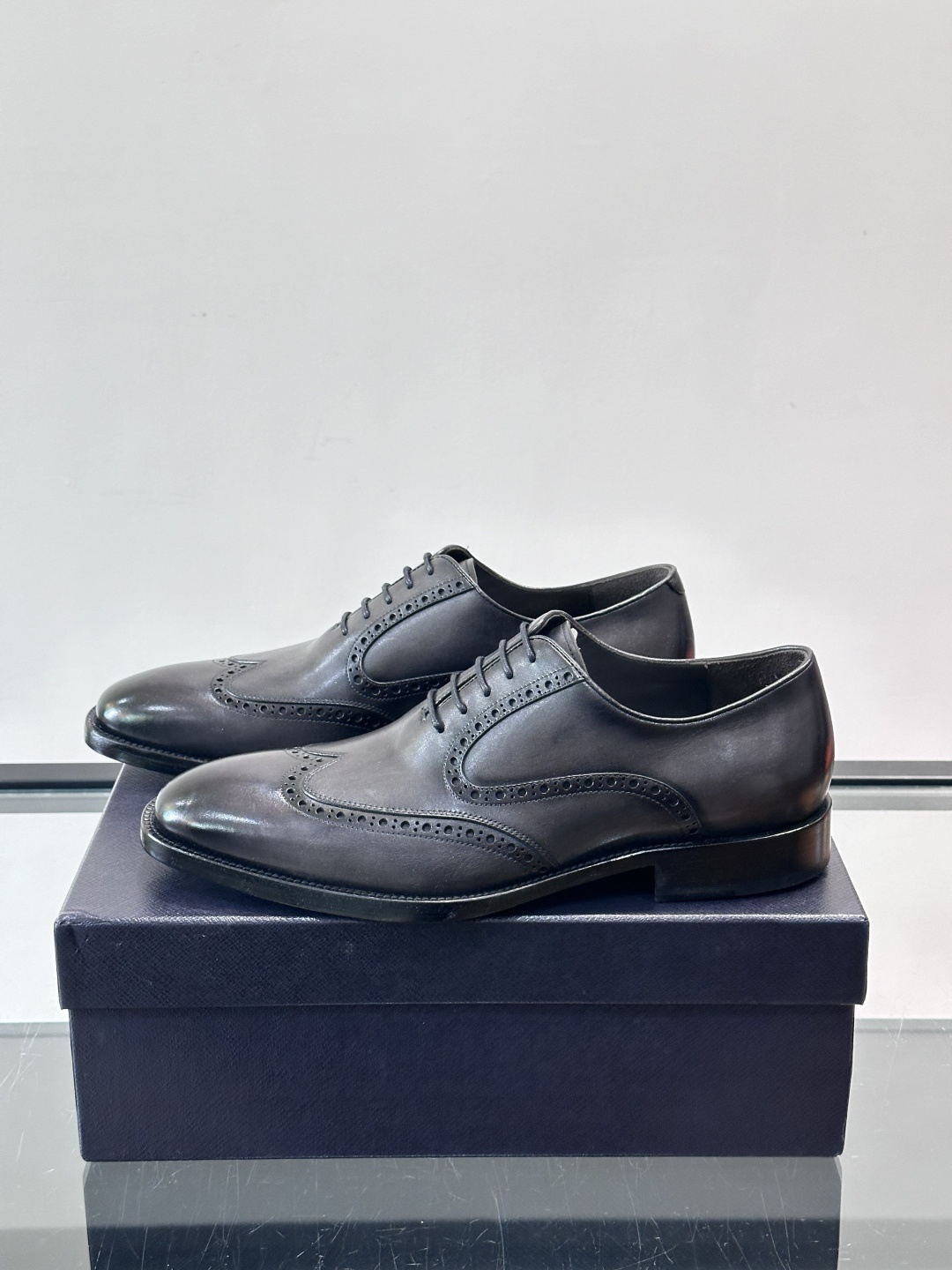 Prad*家新款🆕 男士休闲皮鞋✔️选用进口头层小牛皮材质，质感满满，挺括和圆形鞋头设计, 原版开模真皮