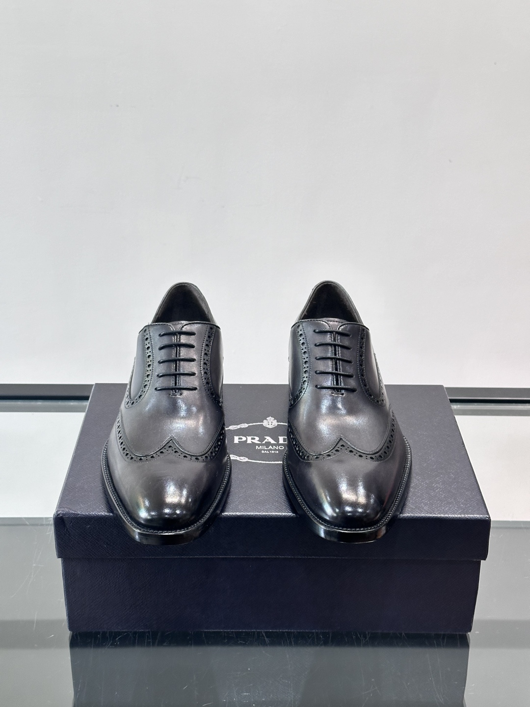Prad*家新款🆕 男士休闲皮鞋✔️选用进口头层小牛皮材质，质感满满，挺括和圆形鞋头设计, 原版开模真皮