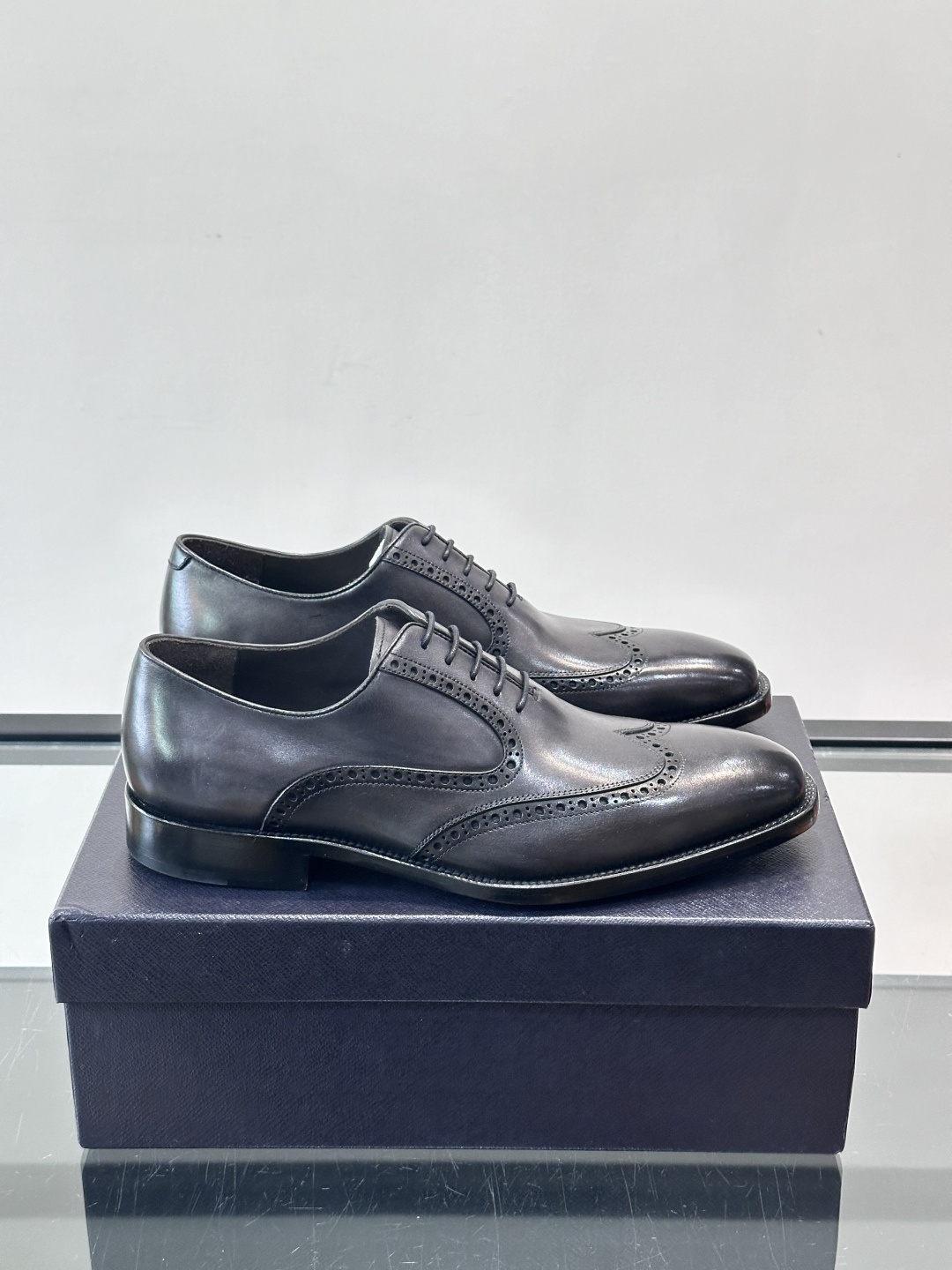 Prad*家新款🆕 男士休闲皮鞋✔️选用进口头层小牛皮材质，质感满满，挺括和圆形鞋头设计, 原版开模真皮