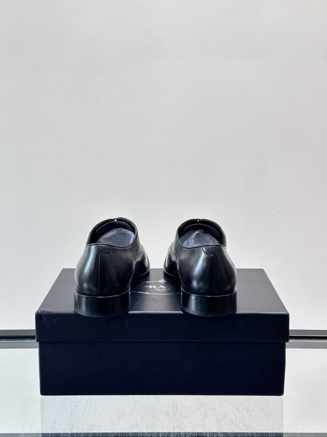 Prad*家新款🆕 男士休闲皮鞋✔️选用进口头层小牛皮材质，质感满满，挺括和圆形鞋头设计, 原版开模真皮