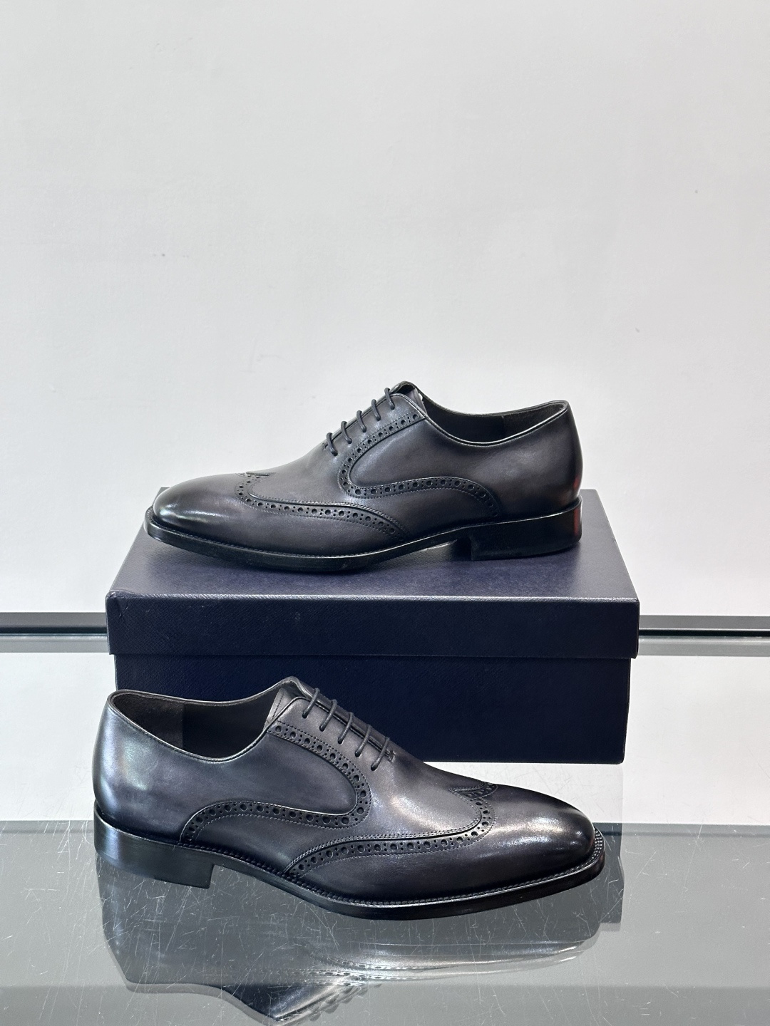 Prad*家新款🆕 男士休闲皮鞋✔️选用进口头层小牛皮材质，质感满满，挺括和圆形鞋头设计, 原版开模真皮