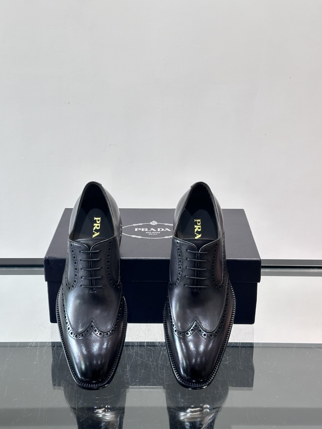 Prad*家新款🆕 男士休闲皮鞋✔️选用进口头层小牛皮材质，质感满满，挺括和圆形鞋头设计, 原版开模真皮