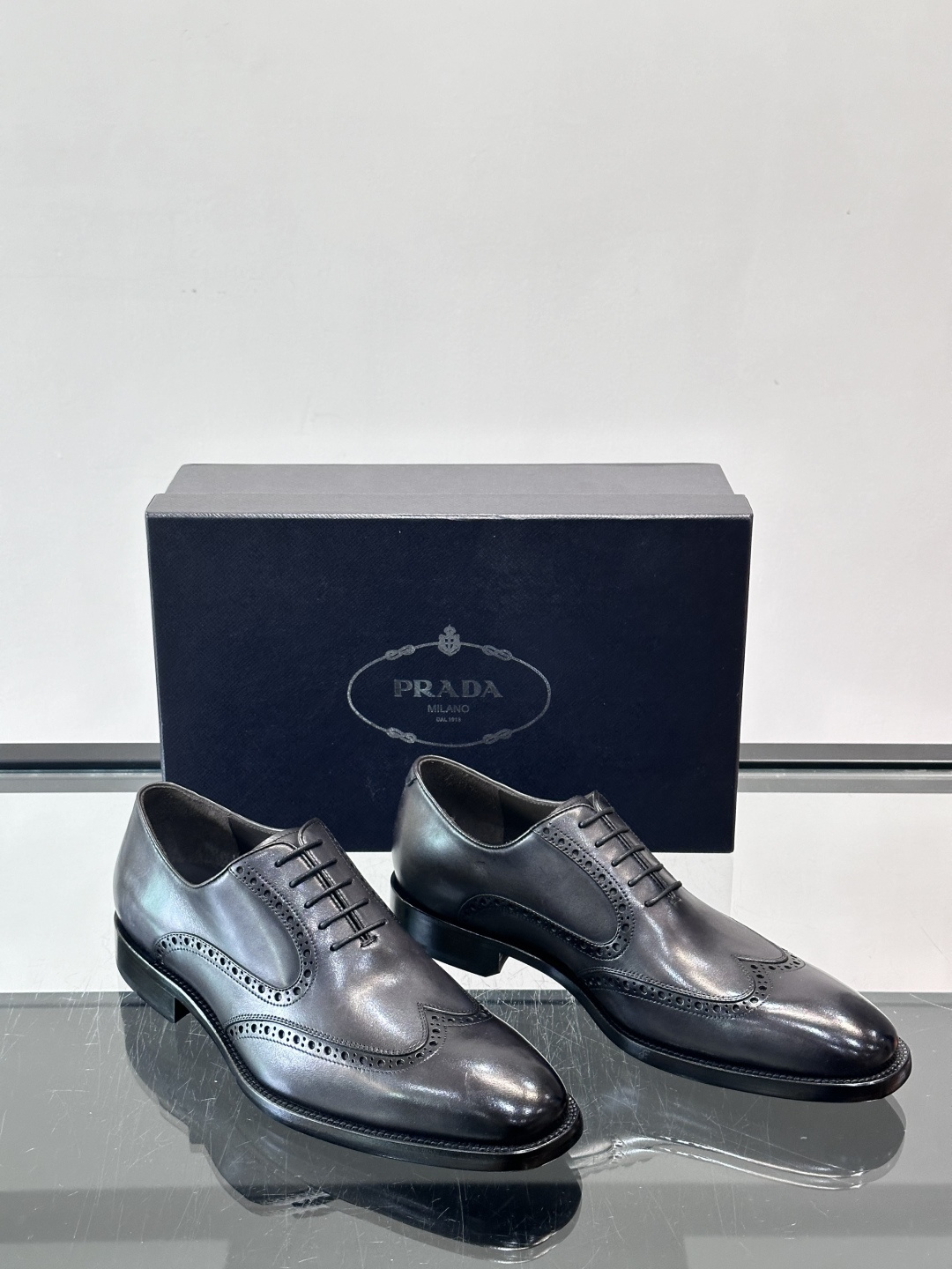 Prad*家新款🆕 男士休闲皮鞋✔️选用进口头层小牛皮材质，质感满满，挺括和圆形鞋头设计, 原版开模真皮