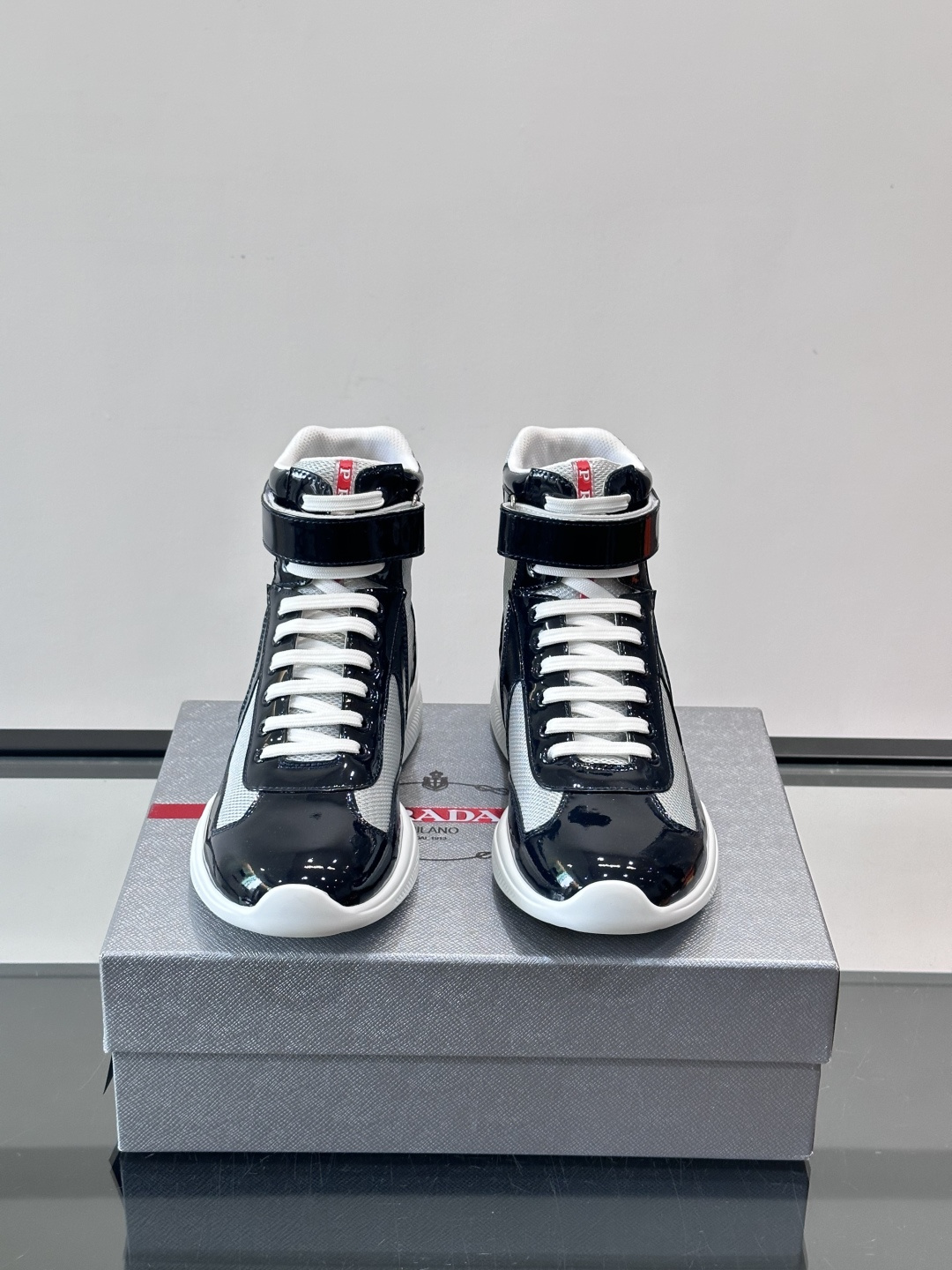 Prada 美洲杯高帮运动鞋​​✨Prada美洲杯系列运动鞋，漆皮+网面拼接，光泽感与透气性兼具。高帮设