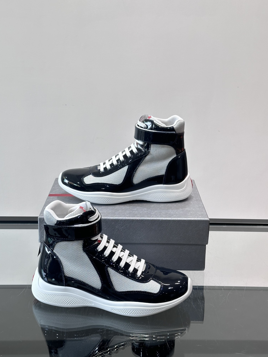 Prada 美洲杯高帮运动鞋​​✨Prada美洲杯系列运动鞋，漆皮+网面拼接，光泽感与透气性兼具。高帮设