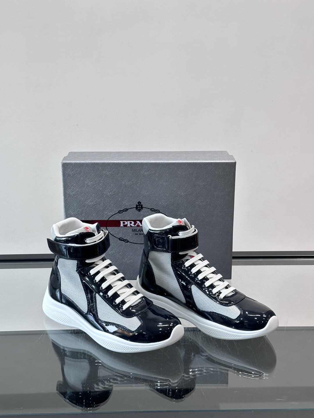 Prada 美洲杯高帮运动鞋​​✨Prada美洲杯系列运动鞋，漆皮+网面拼接，光泽感与透气性兼具。高帮设