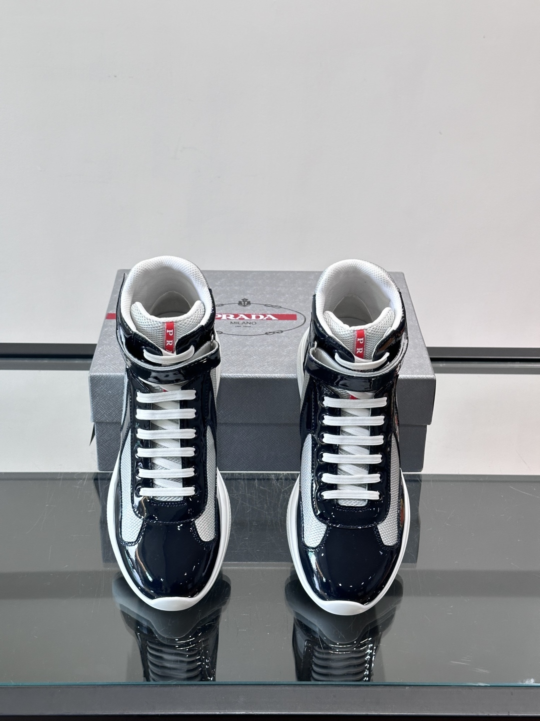 Prada 美洲杯高帮运动鞋​​✨Prada美洲杯系列运动鞋，漆皮+网面拼接，光泽感与透气性兼具。高帮设