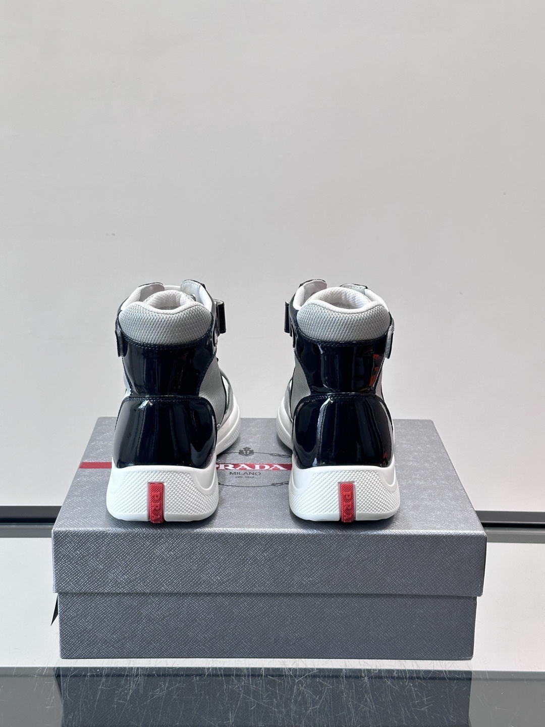 Prada 美洲杯高帮运动鞋​​✨Prada美洲杯系列运动鞋，漆皮+网面拼接，光泽感与透气性兼具。高帮设