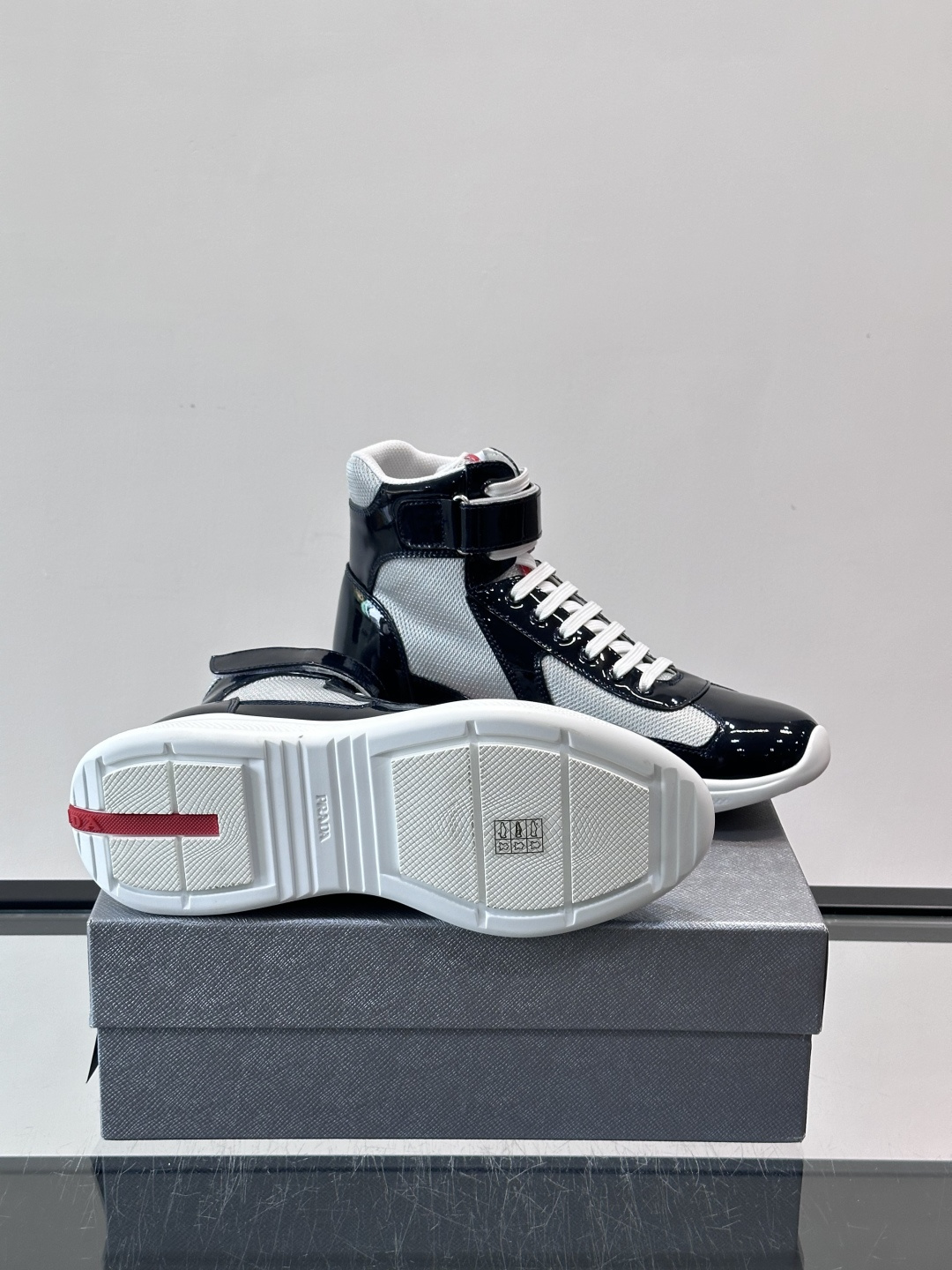 Prada 美洲杯高帮运动鞋​​✨Prada美洲杯系列运动鞋，漆皮+网面拼接，光泽感与透气性兼具。高帮设