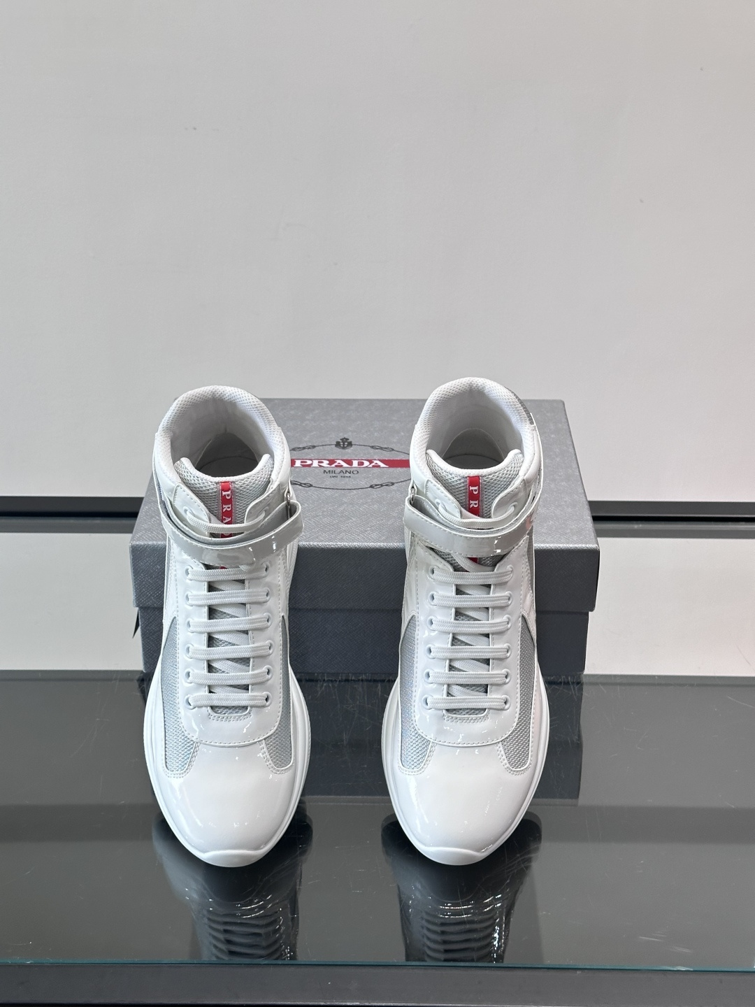 Prada 美洲杯高帮运动鞋​​✨Prada美洲杯系列运动鞋，漆皮+网面拼接，光泽感与透气性兼具。高帮设