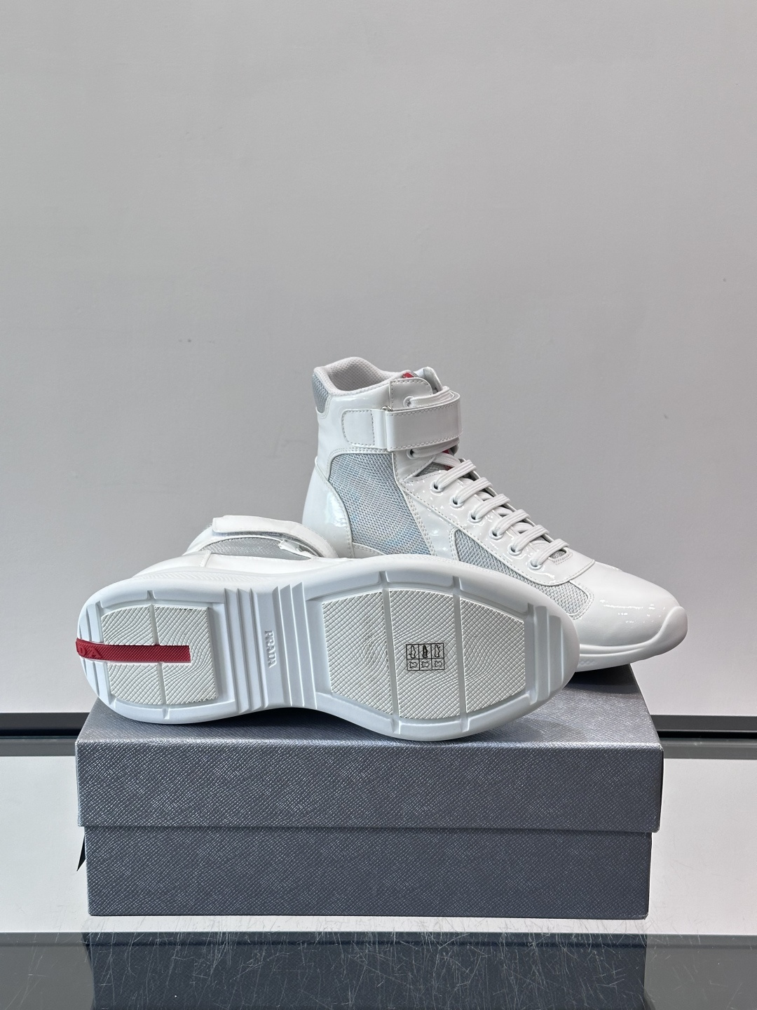 Prada 美洲杯高帮运动鞋​​✨Prada美洲杯系列运动鞋，漆皮+网面拼接，光泽感与透气性兼具。高帮设