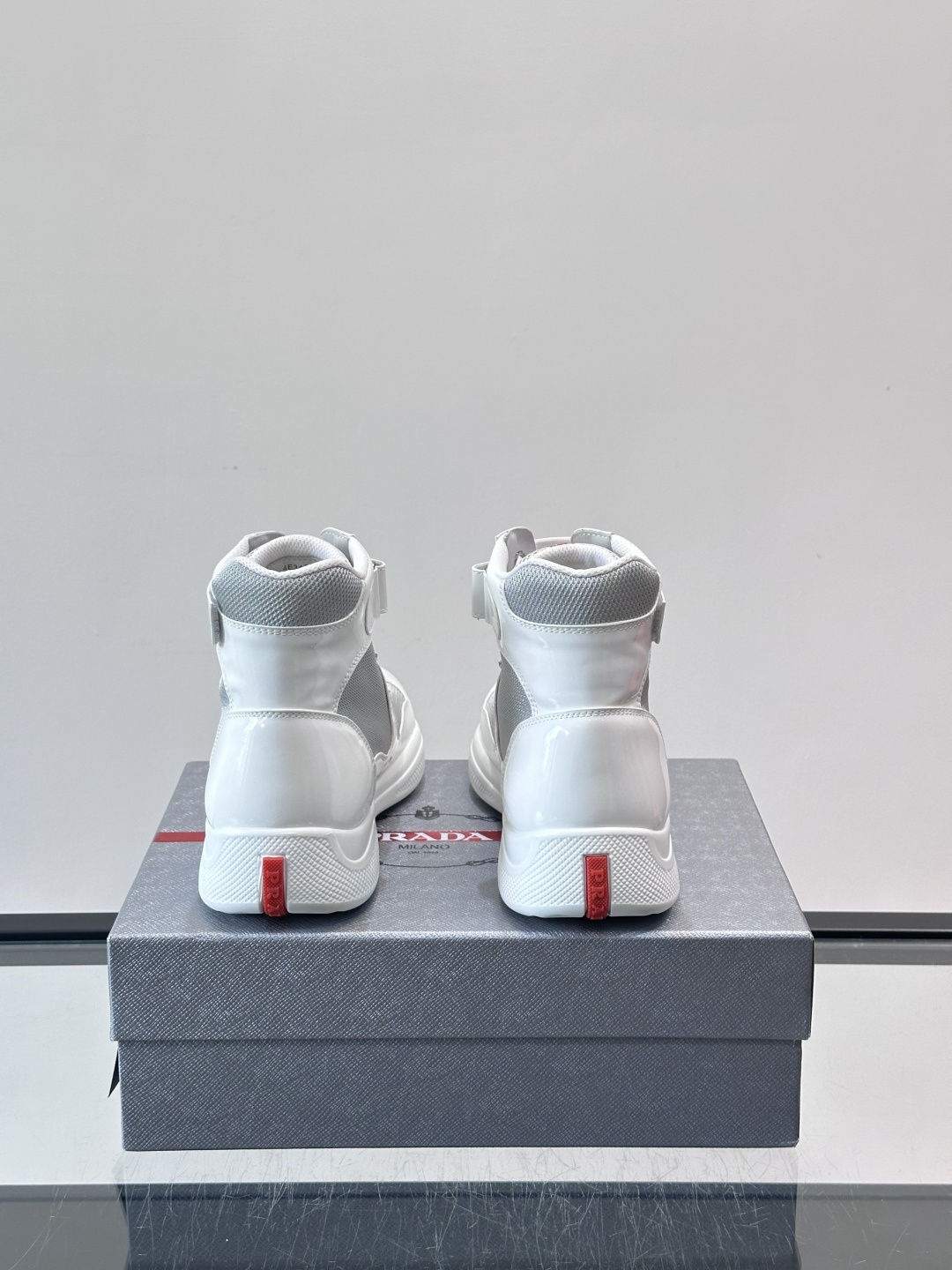 Prada 美洲杯高帮运动鞋​​✨Prada美洲杯系列运动鞋，漆皮+网面拼接，光泽感与透气性兼具。高帮设