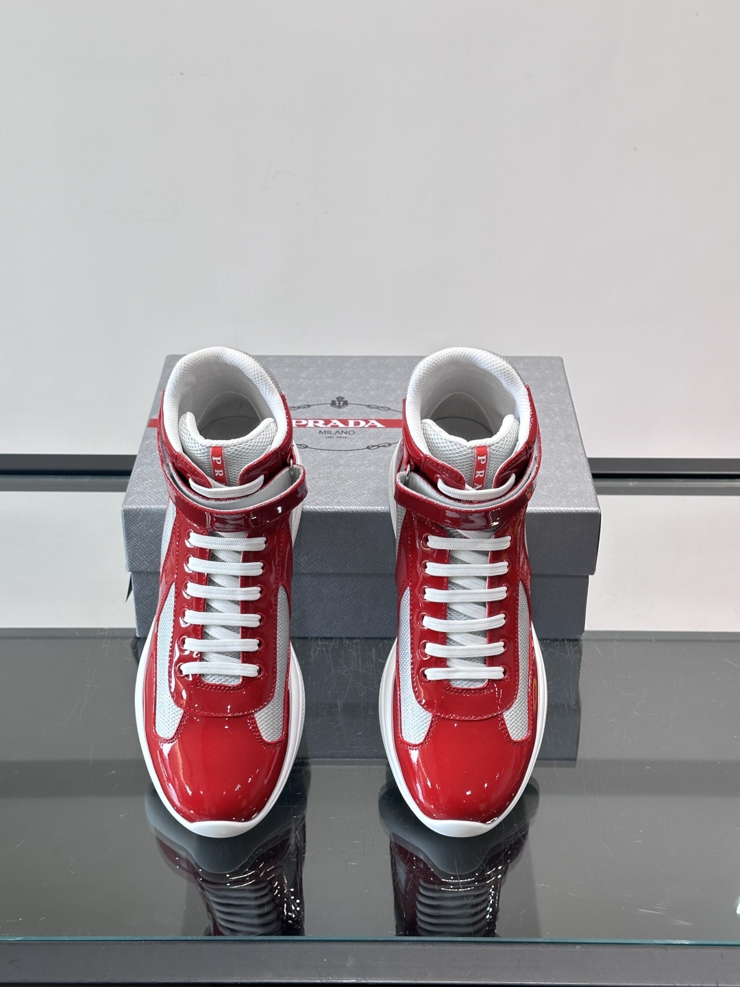 Prada 美洲杯高帮运动鞋​​✨Prada美洲杯系列运动鞋，漆皮+网面拼接，光泽感与透气性兼具。高帮设