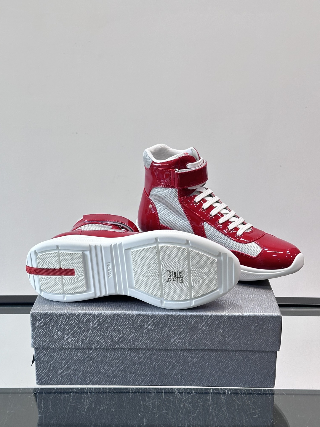 Prada 美洲杯高帮运动鞋​​✨Prada美洲杯系列运动鞋，漆皮+网面拼接，光泽感与透气性兼具。高帮设