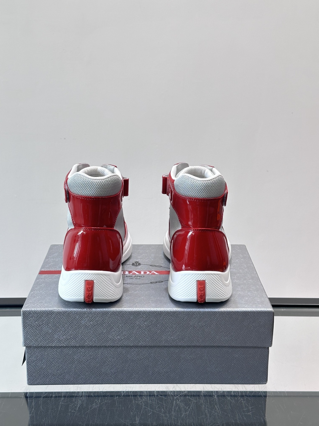 Prada 美洲杯高帮运动鞋​​✨Prada美洲杯系列运动鞋，漆皮+网面拼接，光泽感与透气性兼具。高帮设