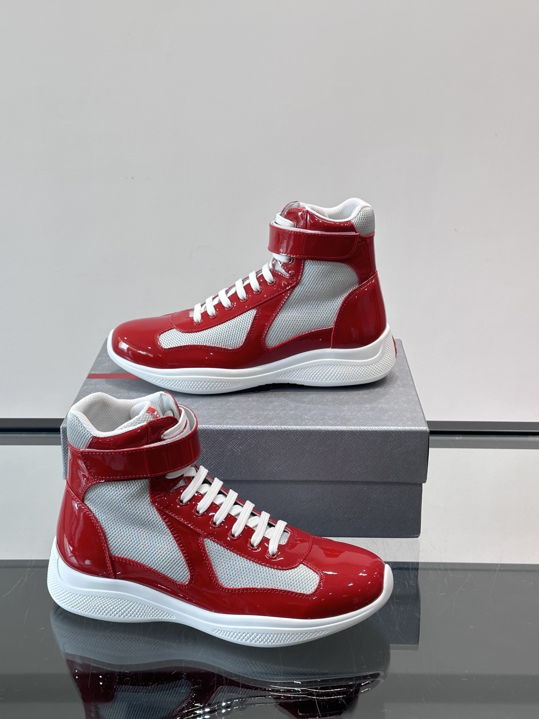 Prada 美洲杯高帮运动鞋​​✨Prada美洲杯系列运动鞋，漆皮+网面拼接，光泽感与透气性兼具。高帮设