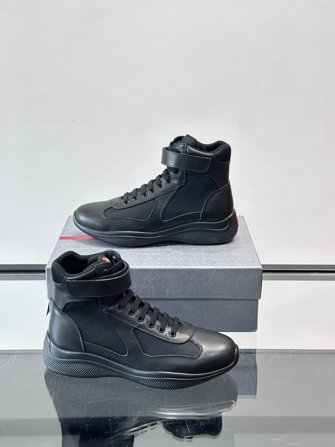 Prada 美洲杯高帮运动鞋​​✨Prada美洲杯系列运动鞋，漆皮+网面拼接，光泽感与透气性兼具。高帮设