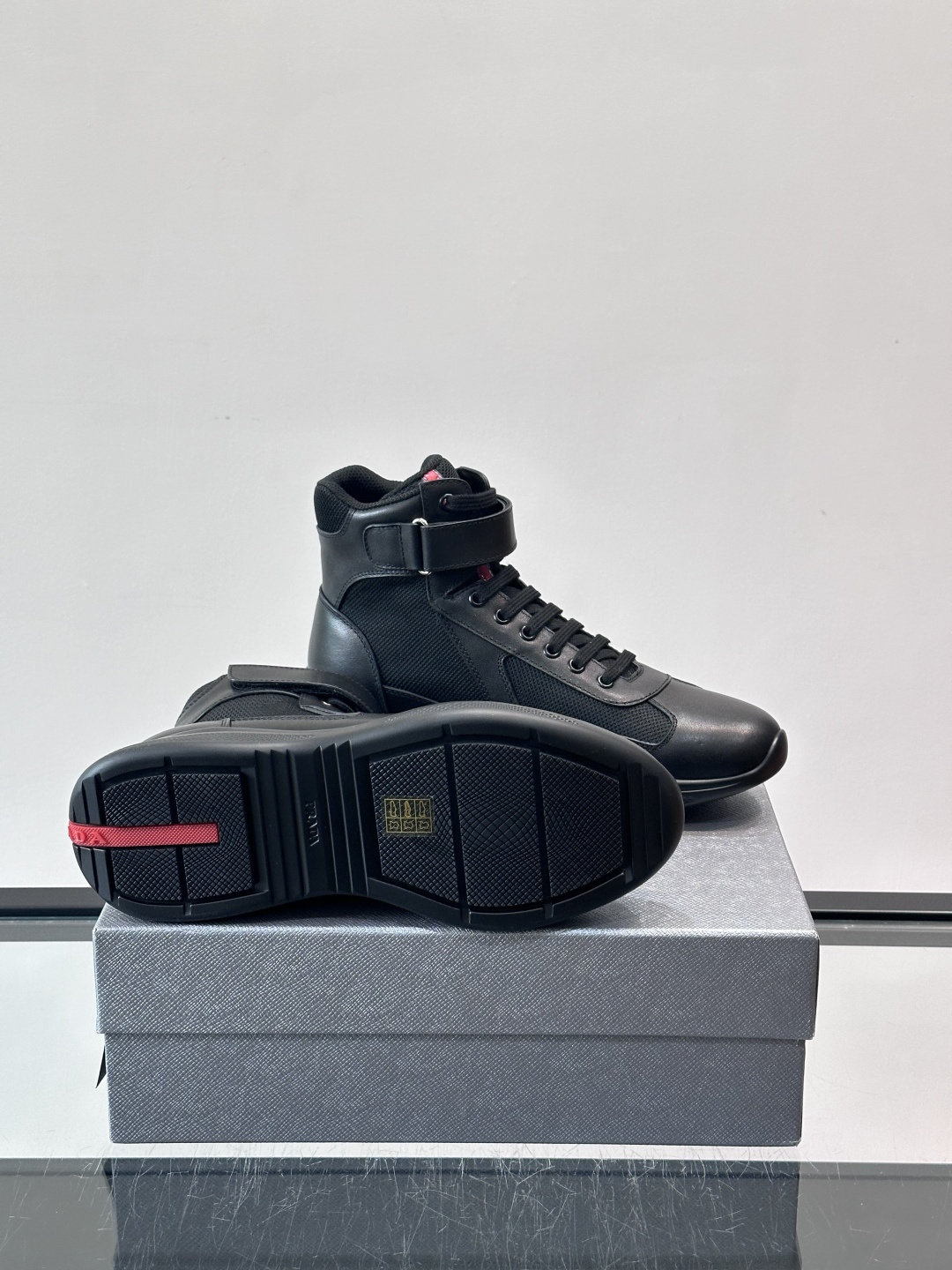 Prada 美洲杯高帮运动鞋​​✨Prada美洲杯系列运动鞋，漆皮+网面拼接，光泽感与透气性兼具。高帮设