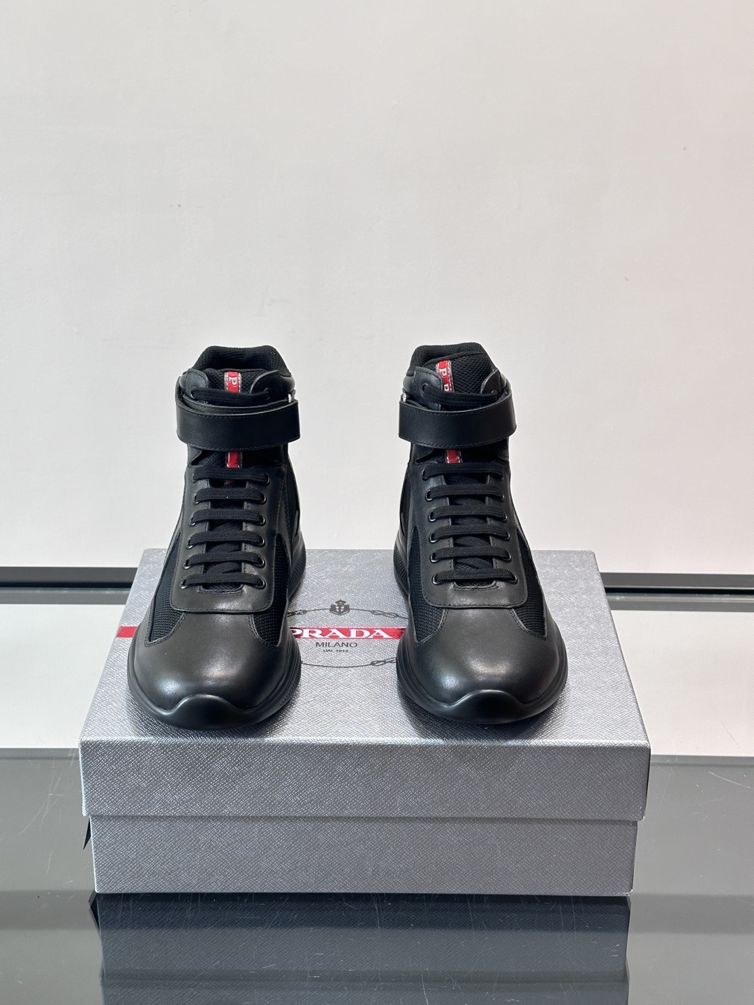 Prada 美洲杯高帮运动鞋​​✨Prada美洲杯系列运动鞋，漆皮+网面拼接，光泽感与透气性兼具。高帮设