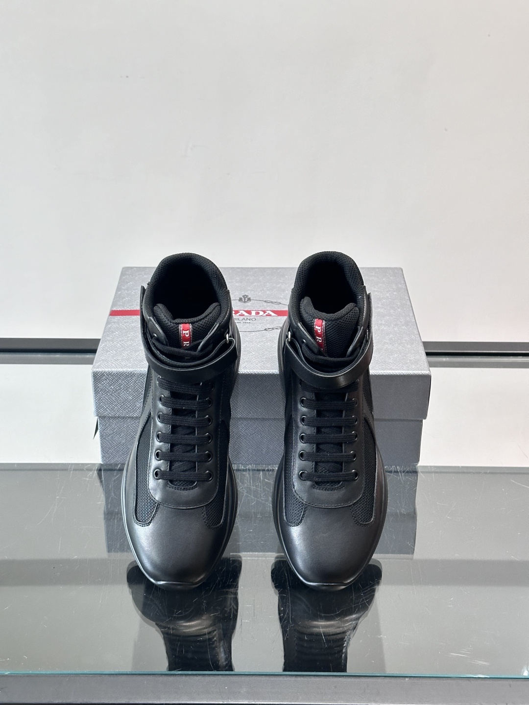 Prada 美洲杯高帮运动鞋​​✨Prada美洲杯系列运动鞋，漆皮+网面拼接，光泽感与透气性兼具。高帮设