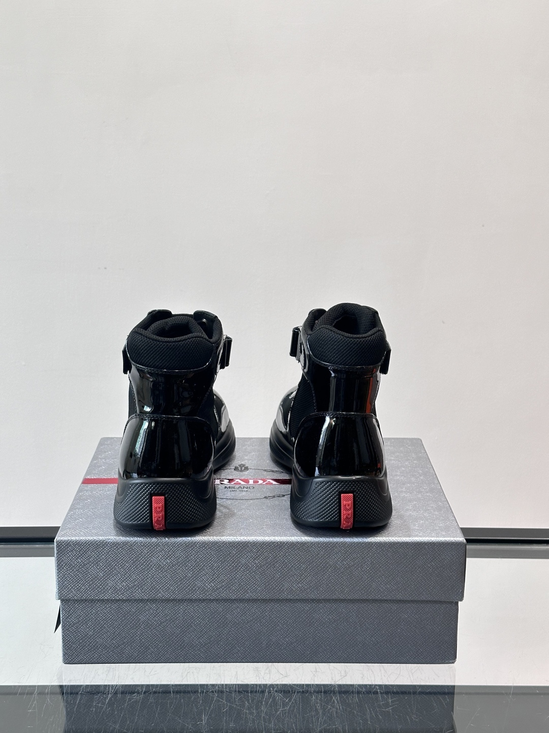 Prada 美洲杯高帮运动鞋​​✨Prada美洲杯系列运动鞋，漆皮+网面拼接，光泽感与透气性兼具。高帮设