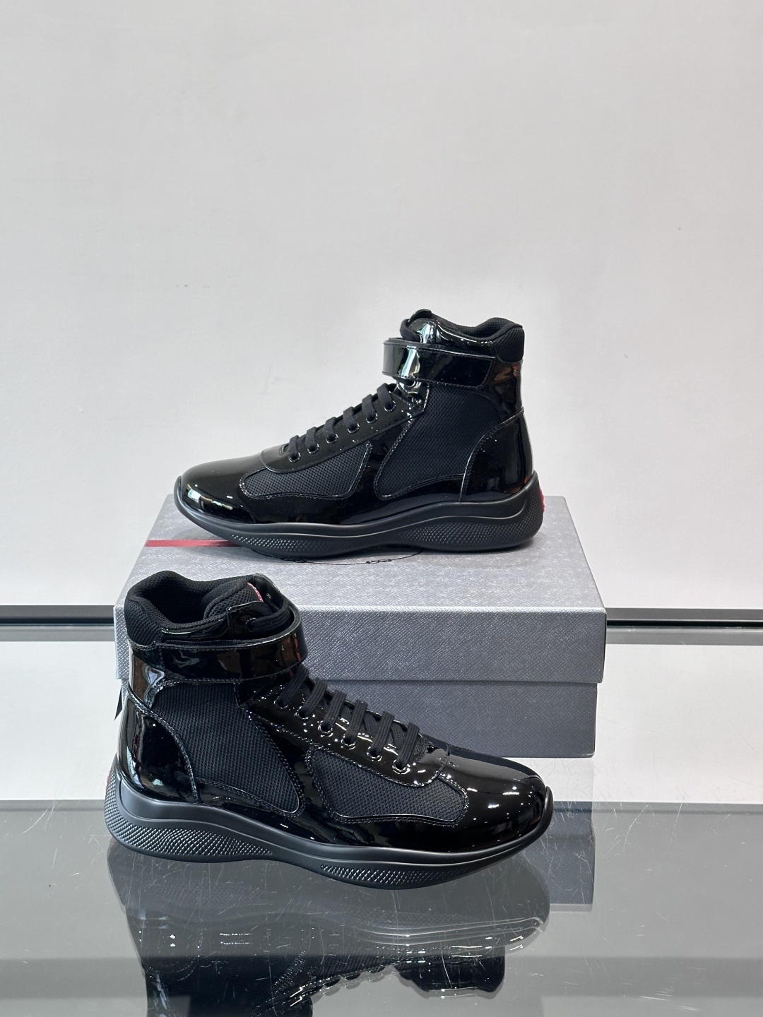 Prada 美洲杯高帮运动鞋​​✨Prada美洲杯系列运动鞋，漆皮+网面拼接，光泽感与透气性兼具。高帮设