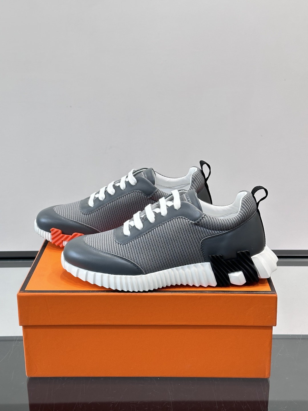 👟爱马仕Bouncing系列运动鞋，网面+牛皮拼接，撞色超有型！鞋底是轻盈橡胶，“H”字母超吸睛，活力满