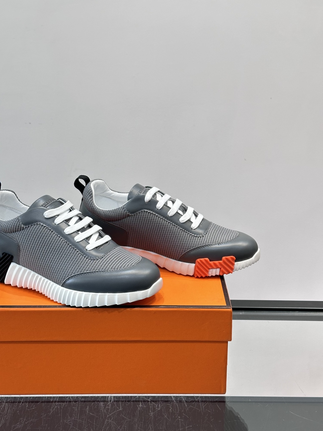 👟爱马仕Bouncing系列运动鞋，网面+牛皮拼接，撞色超有型！鞋底是轻盈橡胶，“H”字母超吸睛，活力满