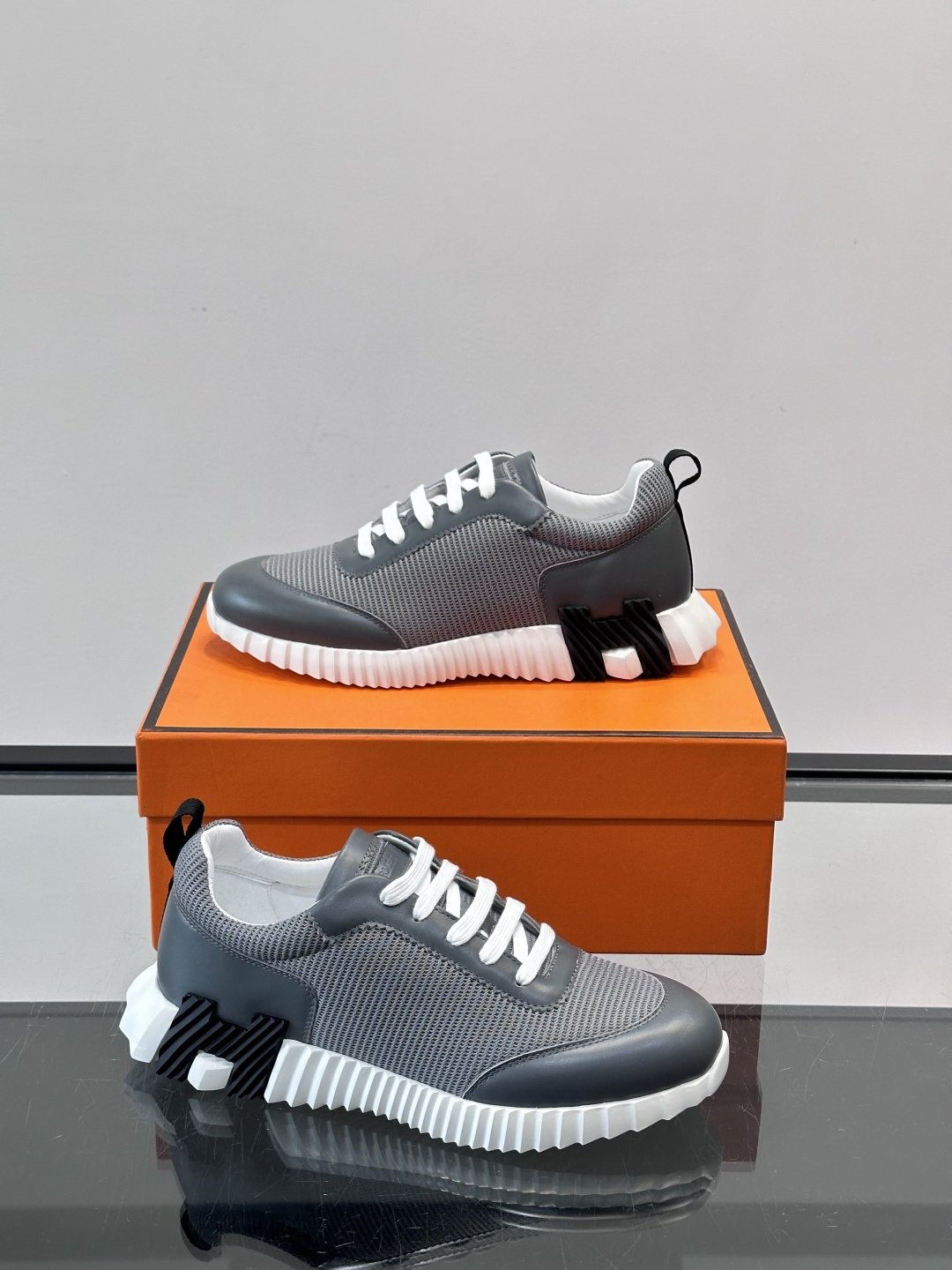 👟爱马仕Bouncing系列运动鞋，网面+牛皮拼接，撞色超有型！鞋底是轻盈橡胶，“H”字母超吸睛，活力满