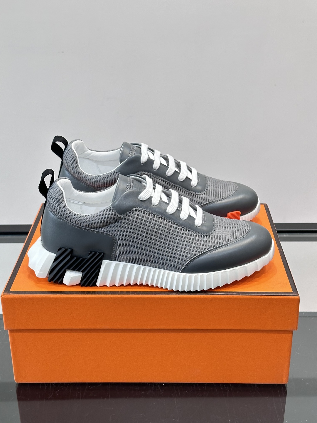 👟爱马仕Bouncing系列运动鞋，网面+牛皮拼接，撞色超有型！鞋底是轻盈橡胶，“H”字母超吸睛，活力满