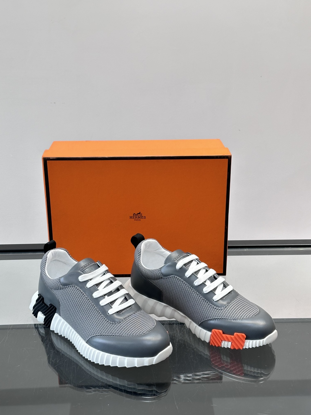 👟爱马仕Bouncing系列运动鞋，网面+牛皮拼接，撞色超有型！鞋底是轻盈橡胶，“H”字母超吸睛，活力满