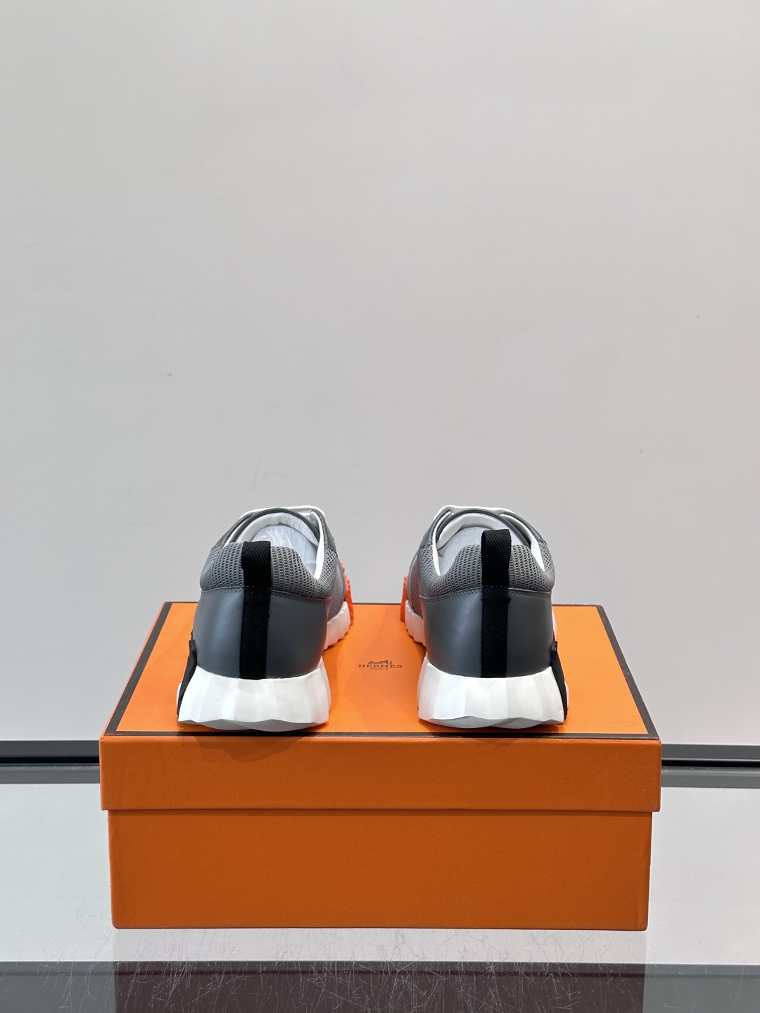 👟爱马仕Bouncing系列运动鞋，网面+牛皮拼接，撞色超有型！鞋底是轻盈橡胶，“H”字母超吸睛，活力满
