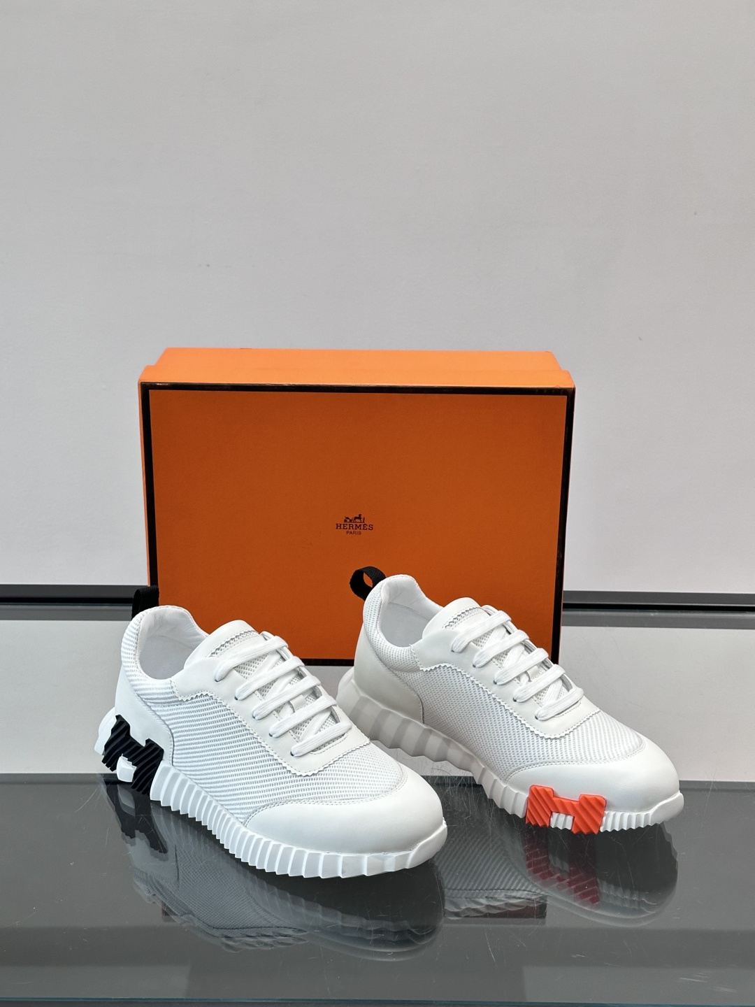 👟爱马仕Bouncing系列运动鞋，网面+牛皮拼接，撞色超有型！鞋底是轻盈橡胶，“H”字母超吸睛，活力满