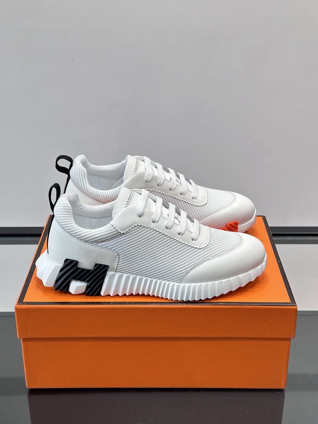 👟爱马仕Bouncing系列运动鞋，网面+牛皮拼接，撞色超有型！鞋底是轻盈橡胶，“H”字母超吸睛，活力满