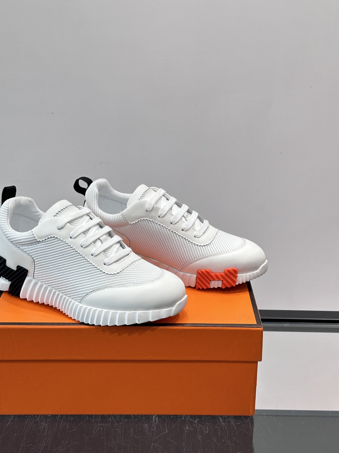 👟爱马仕Bouncing系列运动鞋，网面+牛皮拼接，撞色超有型！鞋底是轻盈橡胶，“H”字母超吸睛，活力满