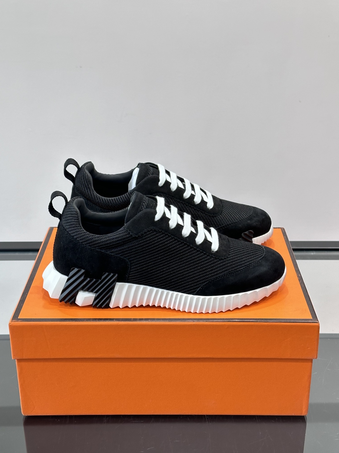 👟爱马仕Bouncing系列运动鞋，网面+牛皮拼接，撞色超有型！鞋底是轻盈橡胶，“H”字母超吸睛，活力满