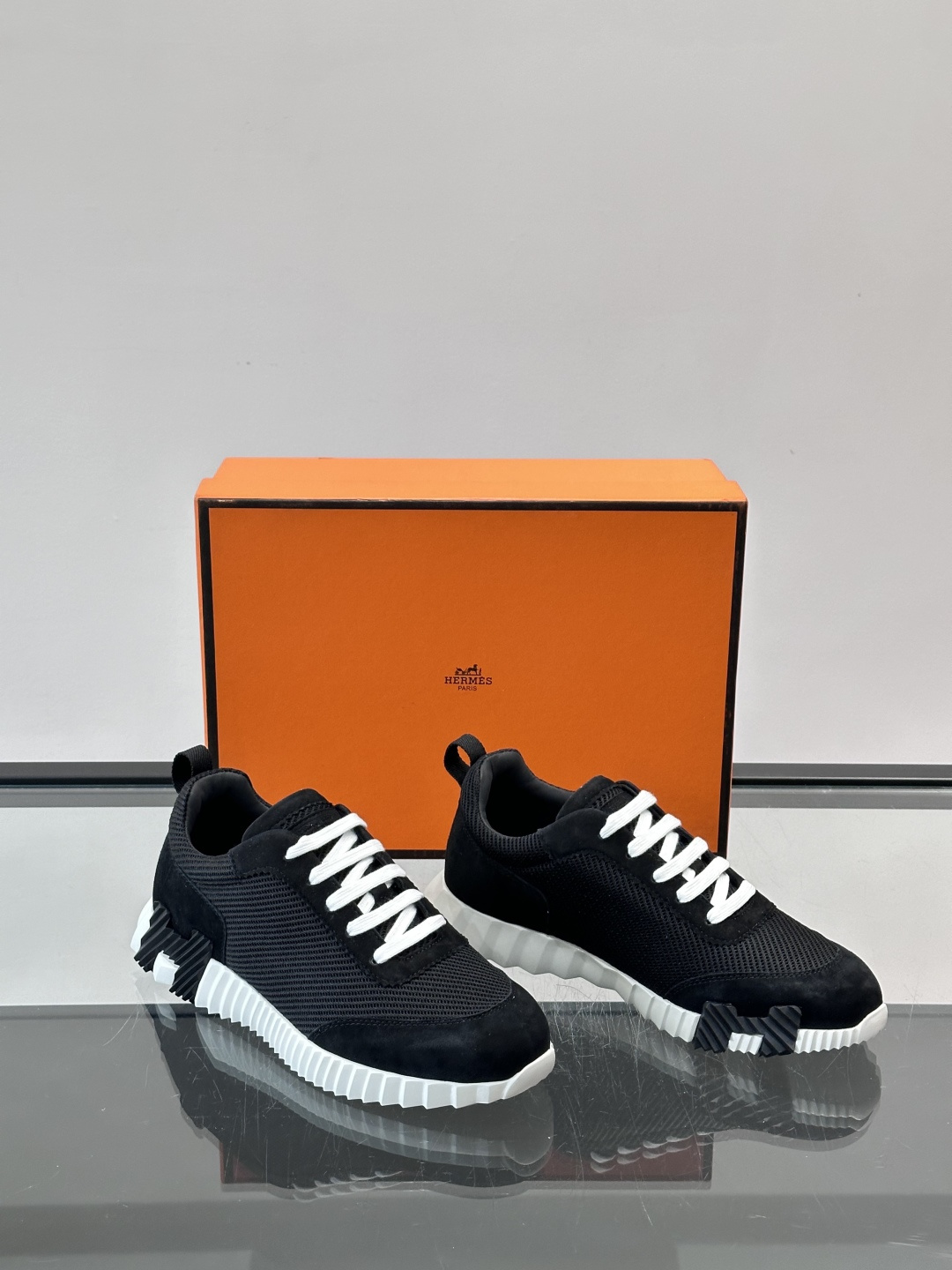 👟爱马仕Bouncing系列运动鞋，网面+牛皮拼接，撞色超有型！鞋底是轻盈橡胶，“H”字母超吸睛，活力满